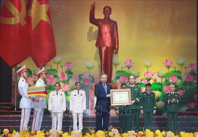 Tổng Bí thư Tô Lâm trao Danh hiệu Anh hùng Lực lượng vũ trang nhân dân cho các tập thể. Ảnh: Trọng Đức/TTXVN Tổng Bí thư Tô Lâm trao Danh hiệu Anh hùng Lực lượng vũ trang nhân dân cho các tập thể. Ảnh: Trọng Đức/TTXVN