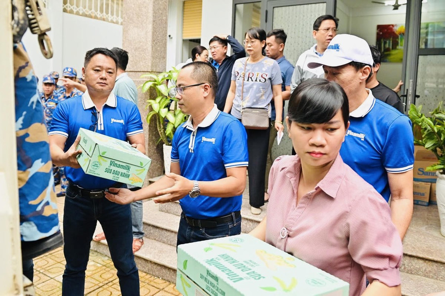 Hàng trăm nghìn sản phẩm dinh dưỡng Vinamilk được anh Nguyễn Xuân Tùng – Giám đốc Kinh doanh miền Trung và các cán bộ công nhân viên Vinamilk kịp thời trao tặng - Ảnh: Vi Nam Hàng trăm nghìn sản phẩm dinh dưỡng Vinamilk được anh Nguyễn Xuân Tùng – Giám đốc Kinh doanh miền Trung và các cán bộ công nhân viên Vinamilk kịp thời trao tặng - Ảnh: Vi Nam