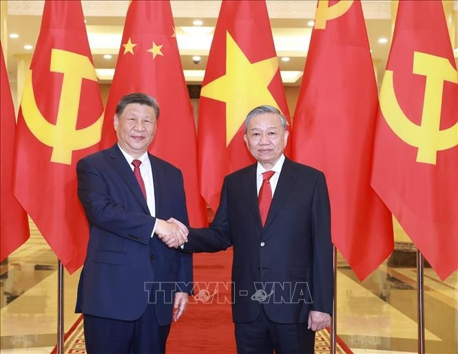 Tổng Bí thư Tô Lâm và Tổng Bí thư, Chủ tịch nước Trung Quốc Tập Cận Bình chụp ảnh chung. Ảnh: Thống Nhất/TTXVN Tổng Bí thư Tô Lâm và Tổng Bí thư, Chủ tịch nước Trung Quốc Tập Cận Bình chụp ảnh chung. Ảnh: Thống Nhất/TTXVN
