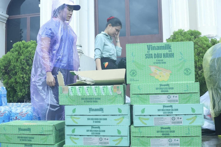 Các sản phẩm dinh dưỡng Vinamilk đã đến tận tay người dân vùng lũ xã Diên Điền, Diên An tỉnh Khánh Hòa - Ảnh: Vi Nam Các sản phẩm dinh dưỡng Vinamilk đã đến tận tay người dân vùng lũ xã Diên Điền, Diên An tỉnh Khánh Hòa - Ảnh: Vi Nam