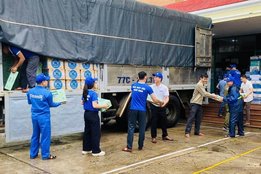 Hàng trăm nghìn sản phẩm Vinamilk được trao tặng cùng nhiều yêu thương và mong muốn đồng bào vùng lũ sớm phục hồi hậu thiên tai - Ảnh: Vi Nam Hàng trăm nghìn sản phẩm Vinamilk được trao tặng cùng nhiều yêu thương và mong muốn đồng bào vùng lũ sớm phục hồi hậu thiên tai - Ảnh: Vi Nam
