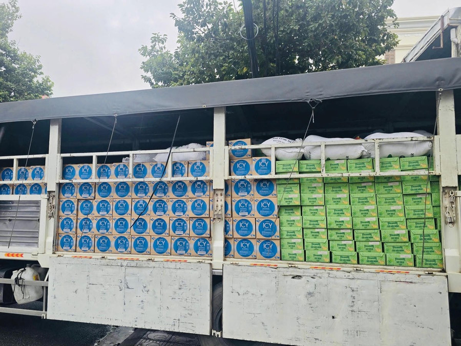 Hàng trăm nghìn sản phẩm dinh dưỡng bao gồm sữa và nước uống Vinamilk đã được chất đầy xe chuẩn bị đến với bà con vùng lũ - Ảnh: Vi Nam Hàng trăm nghìn sản phẩm dinh dưỡng bao gồm sữa và nước uống Vinamilk đã được chất đầy xe chuẩn bị đến với bà con vùng lũ - Ảnh: Vi Nam