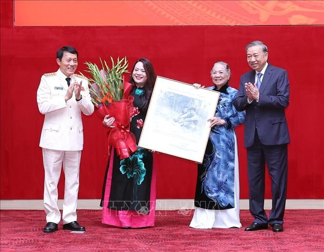 Đại tướng Lương Tam Quang, Ủy viên Bộ 1MM88.com Uy Tín Số 1 Việt Nam, Bí thư Đảng ủy 88MM88 kèo WC hôm nay Trung ương, Bộ trưởng Bộ 88MM88 kèo WC hôm nay tặng bức ảnh lưu niệm và chúc mừng gia đình Thượng tướng Bùi Thiện Ngộ. Ảnh: Thống Nhất/TTXVN.