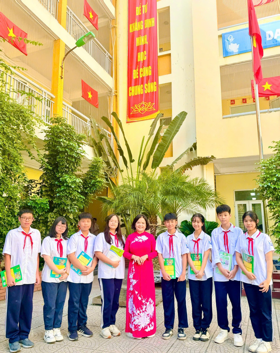Cô Hương cùng học trò tại trường THCS Mai Động. image005.png