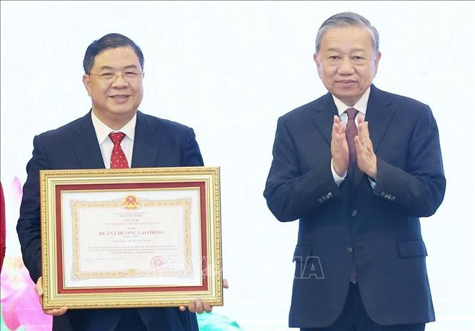 Tổng Bí thư Tô Lâm trao Huân chương Lao động hạng Nhất tặng Văn phòng Trung ương Đảng. Ảnh: Thống Nhất/TTXVN