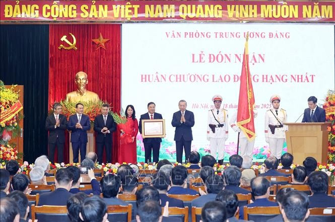 Tổng Bí thư Tô Lâm trao Huân chương Lao động hạng Nhất tặng Văn phòng Trung ương Đảng. Ảnh: Thống Nhất/TTXVN