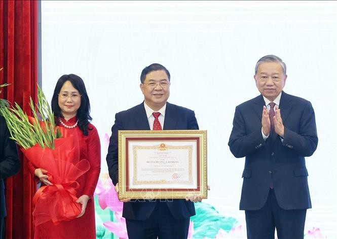 Tổng Bí thư Tô Lâm trao Huân chương Lao động hạng Nhất tặng Văn phòng Trung ương Đảng. Ảnh: Thống Nhất/TTXVN