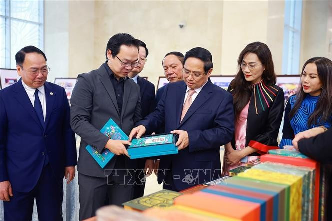 Thủ tướng Phạm Minh Chính tham quan trưng bày sản phẩm Ngành Văn hoá Thể thao và Du lịch. Ảnh: Dương Giang/TTXVN Thủ tướng Phạm Minh Chính tham quan trưng bày sản phẩm Ngành Văn hoá Thể thao và Du lịch. Ảnh: Dương Giang/TTXVN