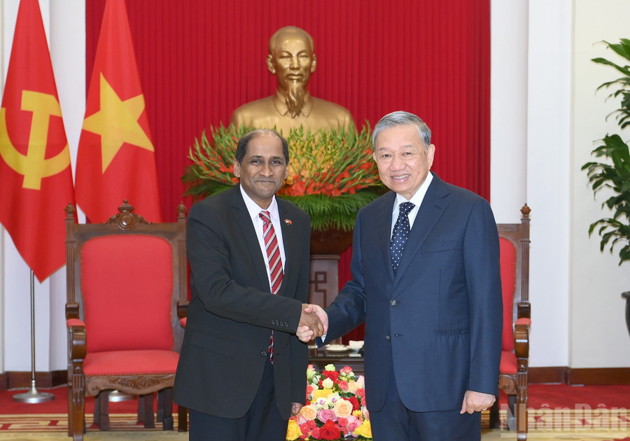 Tổng Bí thư Tô Lâm tiếp Đại sứ Cộng hòa Singapore tại Việt Nam Jaya Ratnam. Tổng Bí thư Tô Lâm tiếp Đại sứ Cộng hòa Singapore tại Việt Nam Jaya Ratnam.
