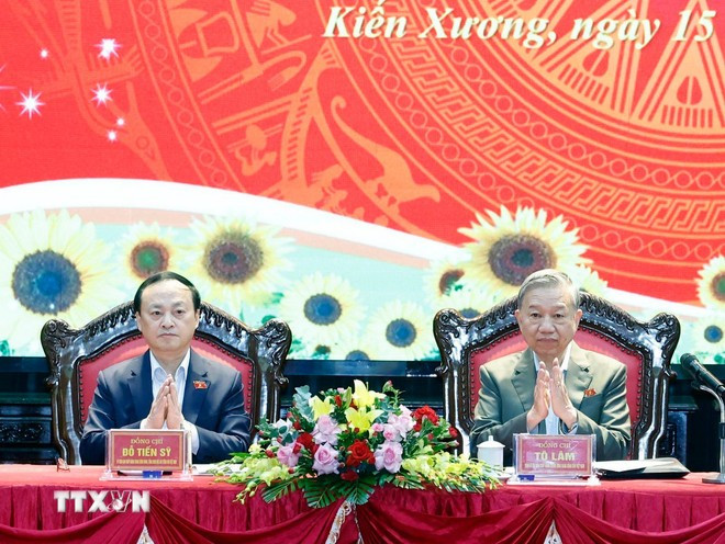 Tổng Bí thư Tô Lâm và các đại biểu tại buổi tiếp xúc cử tri tỉnh Hưng Yên sau Kỳ họp thứ 10, Quốc hội khóa XV. (Ảnh: Thống Nhất/TTXVN) Tổng Bí thư Tô Lâm và các đại biểu tại buổi tiếp xúc cử tri tỉnh Hưng Yên sau Kỳ họp thứ 10, Quốc hội khóa XV. (Ảnh: Thống Nhất/TTXVN)