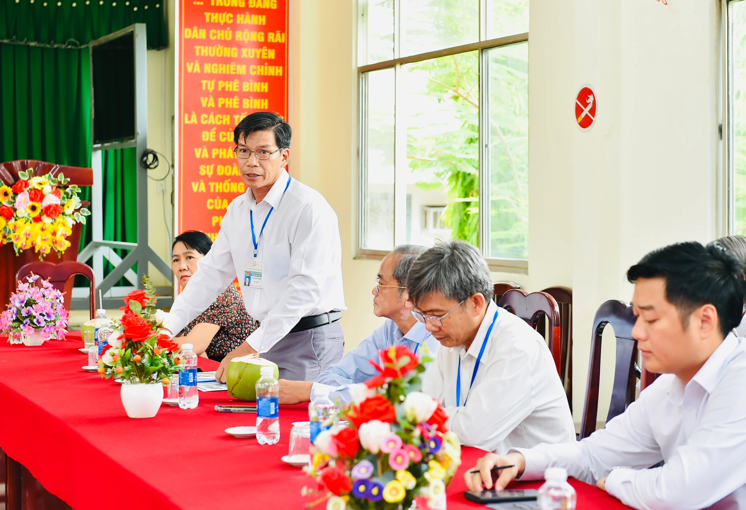 Thầy Nguyễn Hoàng Trung, Hiệu trưởng Trường THPT Tầm Vu báo cáo công tác chuẩn bị MM88 đăng nhập. Thầy Nguyễn Hoàng Trung, Hiệu trưởng Trường THPT Tầm Vu báo cáo công tác chuẩn bị MM88 đăng nhập.