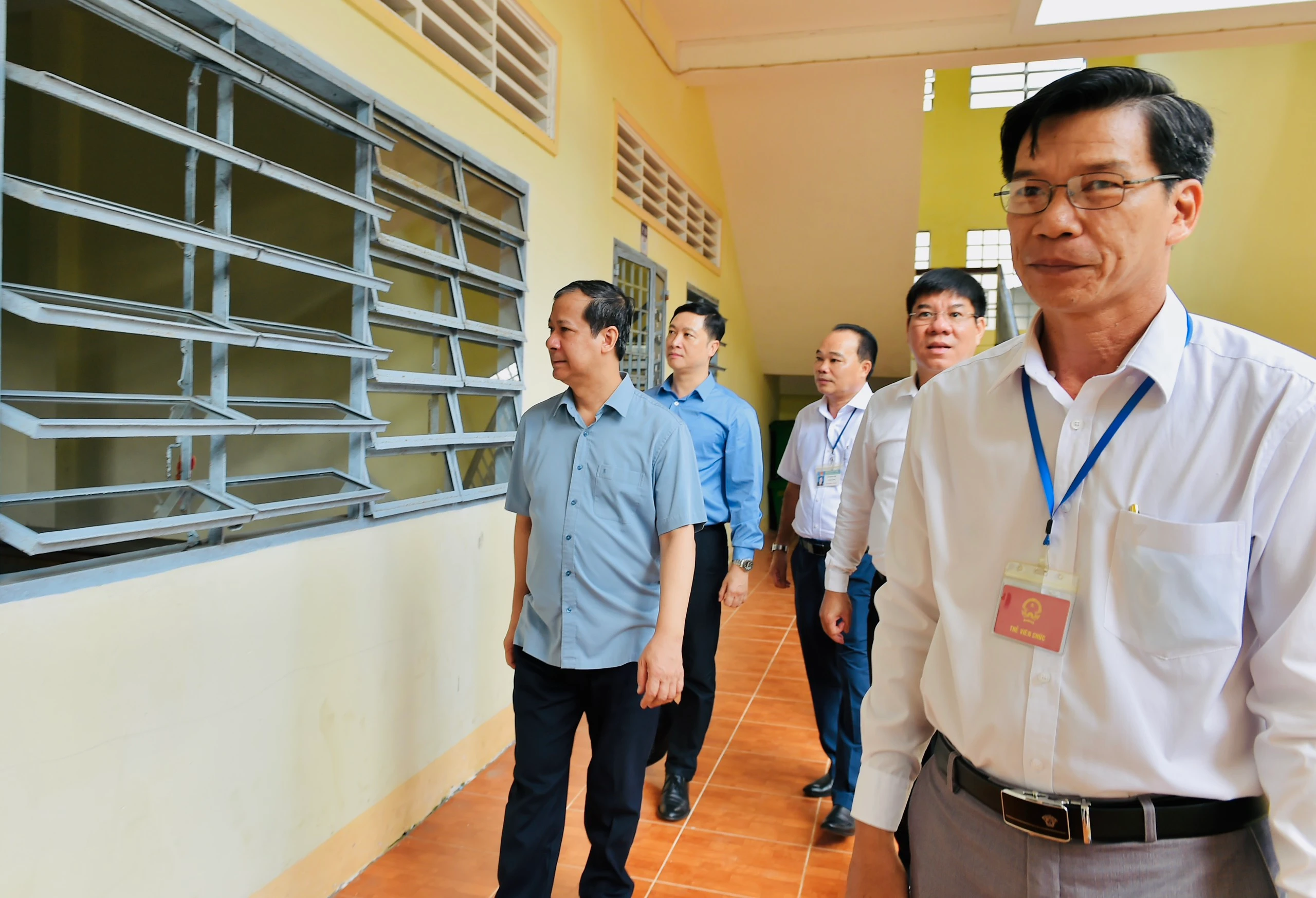 Bộ trưởng và đoàn công tác kiểm tra tại Trường THPT Tầm Vu (huyện Châu Thành A). Bộ trưởng và đoàn công tác kiểm tra tại Trường THPT Tầm Vu (huyện Châu Thành A).