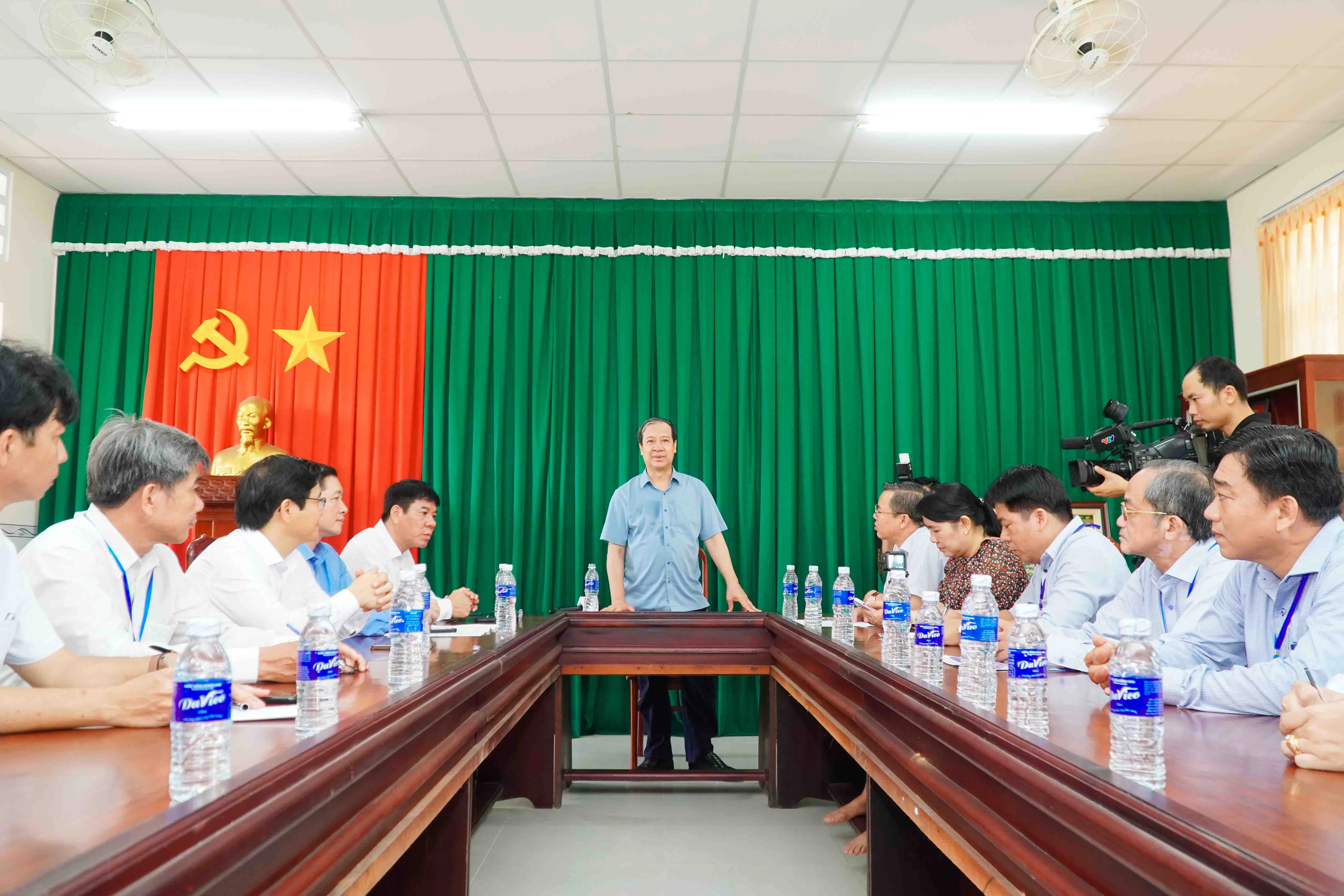 Bộ trưởng làm việc tại Trường THPT Vị Thanh. Bộ trưởng làm việc tại Trường THPT Vị Thanh.