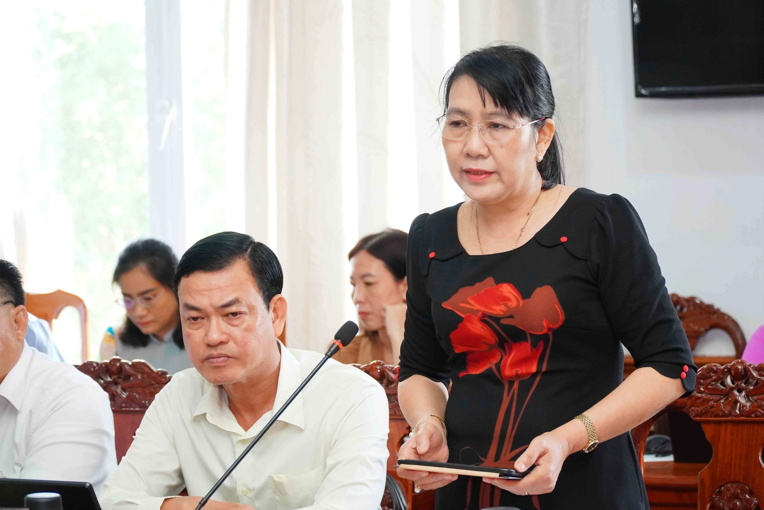 Bà Nguyễn Hoài Thúy Hằng, Giám đốc Sở GD&ĐT phát biểu tại buổi làm việc. Bà Nguyễn Hoài Thúy Hằng, Giám đốc Sở GD&ĐT phát biểu tại buổi làm việc.