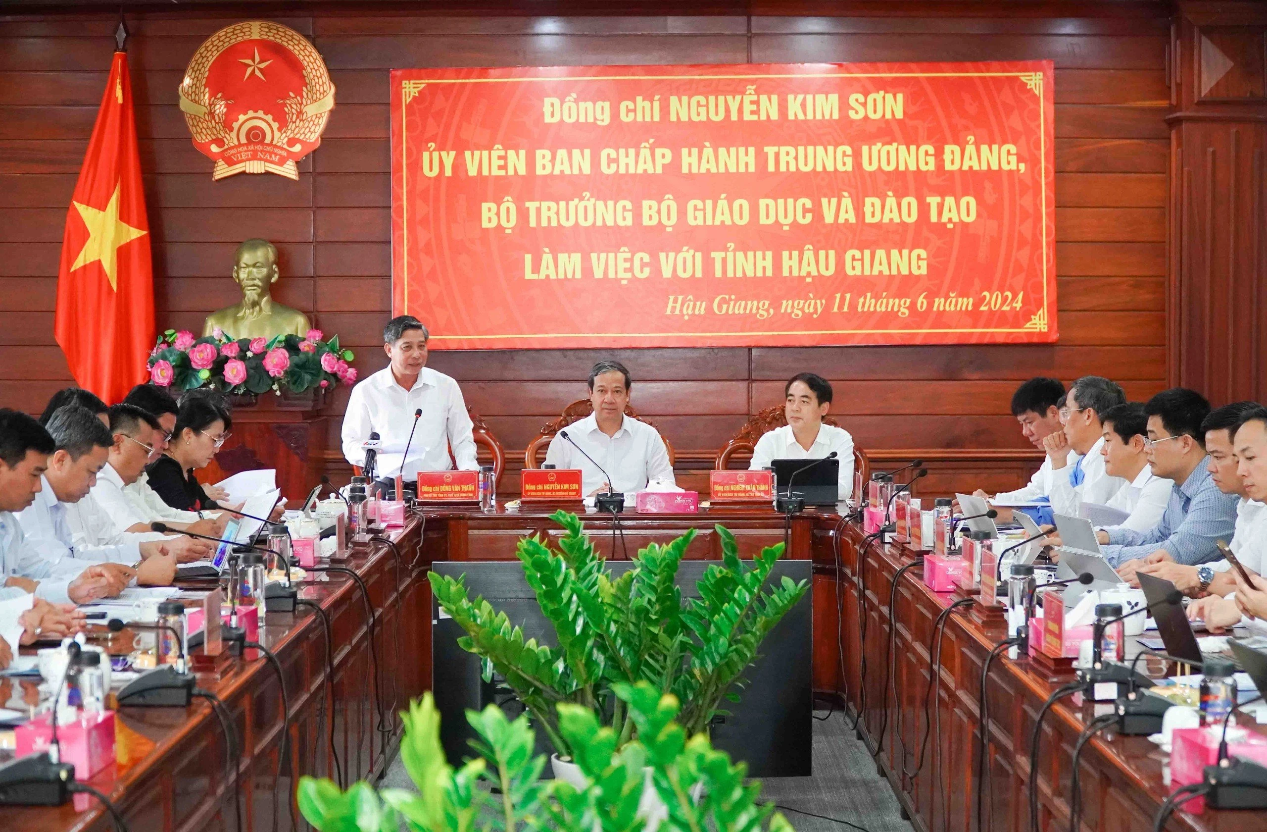 Ông Đồng Văn Thanh, Chủ tịch UBND tỉnh báo cáo tại buổi làm việc. Ông Đồng Văn Thanh, Chủ tịch UBND tỉnh báo cáo tại buổi làm việc.