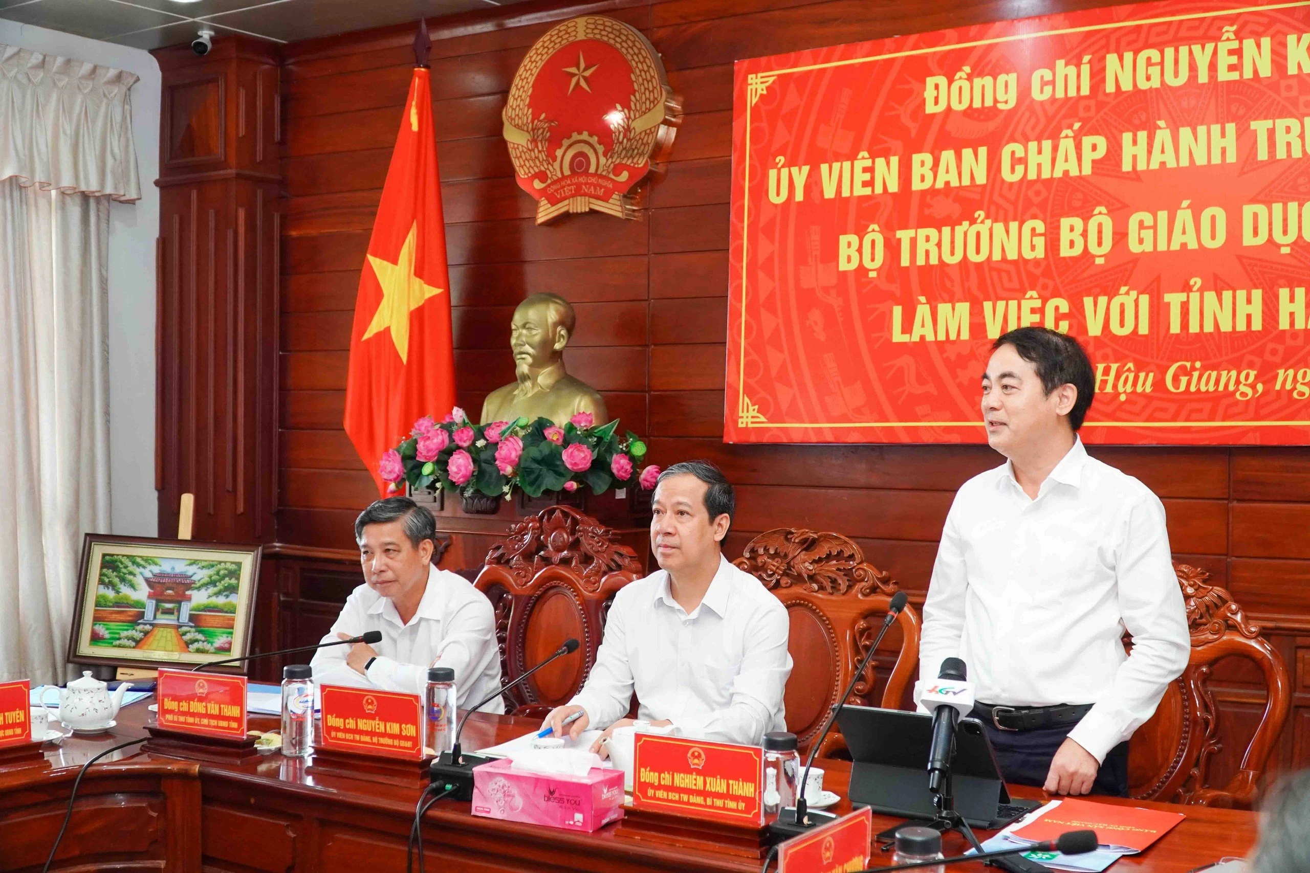 Ông Nghiêm Xuân Thành, Bí thư Tỉnh ủy Hậu Giang trao đổi về tình hình KT-XH và phát triển GD&ĐT trên địa bàn tỉnh. Ông Nghiêm Xuân Thành, Bí thư Tỉnh ủy Hậu Giang trao đổi về tình hình KT-XH và phát triển GD&ĐT trên địa bàn tỉnh.