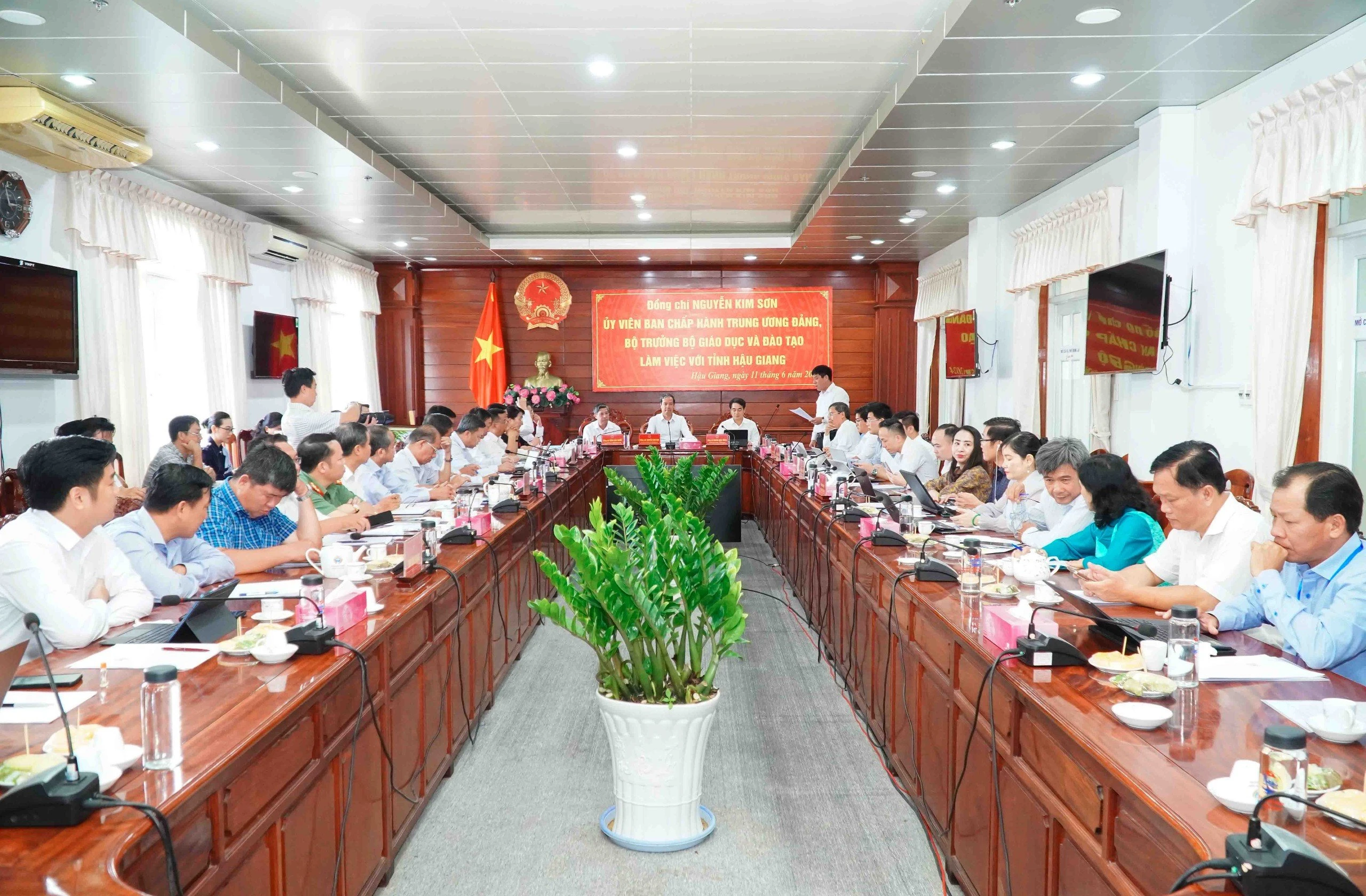 Bộ trưởng Nguyễn Kim Sơn và đoàn công tác làm việc với lãnh đạo tỉnh và Ban Chỉ đạo thi MM88dangnhap nhà cái World Cup 2026 THPT tỉnh Hậu Giang. Bộ trưởng Nguyễn Kim Sơn và đoàn công tác làm việc với lãnh đạo tỉnh và Ban Chỉ đạo thi MM88dangnhap nhà cái World Cup 2026 THPT tỉnh Hậu Giang.