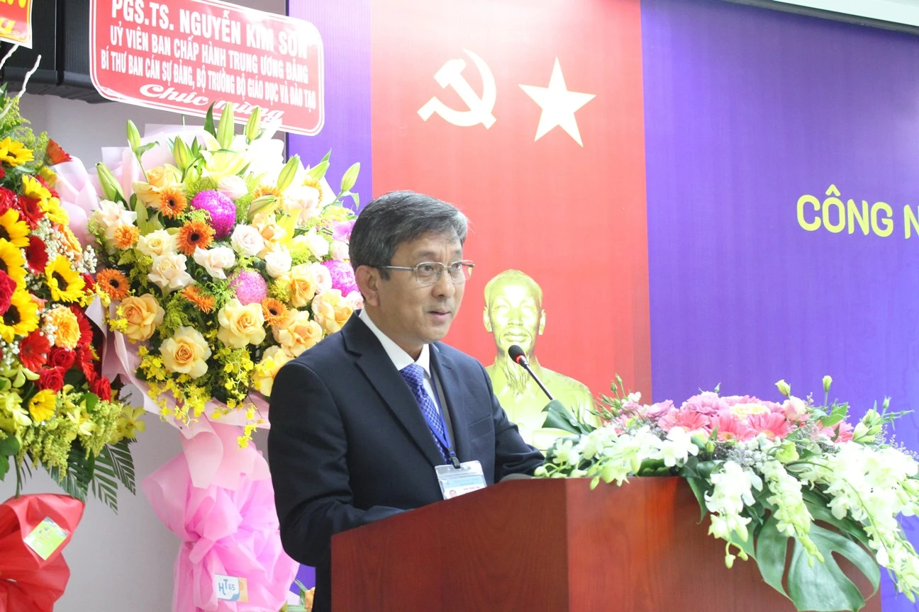 PGS.TS Trần Trung Tính - Hiệu trưởng Trường ĐH Cần Thơ phát biểu tại buổi lễ. PGS.TS Trần Trung Tính - Hiệu trưởng Trường ĐH Cần Thơ phát biểu tại buổi lễ.