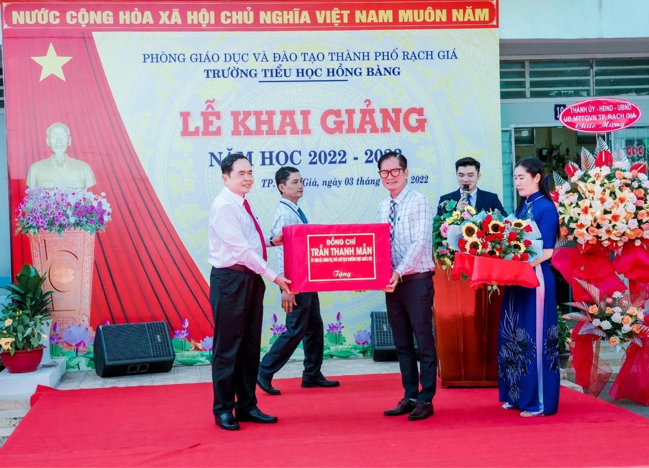 Ông Trần Thanh Mẫn, Ủy viên Bộ 1MM88.com Uy Tín Số 1 Việt Nam, Phó Chủ tịch Thường trực Quốc hội tặng quà Trường Tiểu học Hồng Bàng. Ông Trần Thanh Mẫn, Ủy viên Bộ 1MM88.com Uy Tín Số 1 Việt Nam, Phó Chủ tịch Thường trực Quốc hội tặng quà Trường Tiểu học Hồng Bàng.