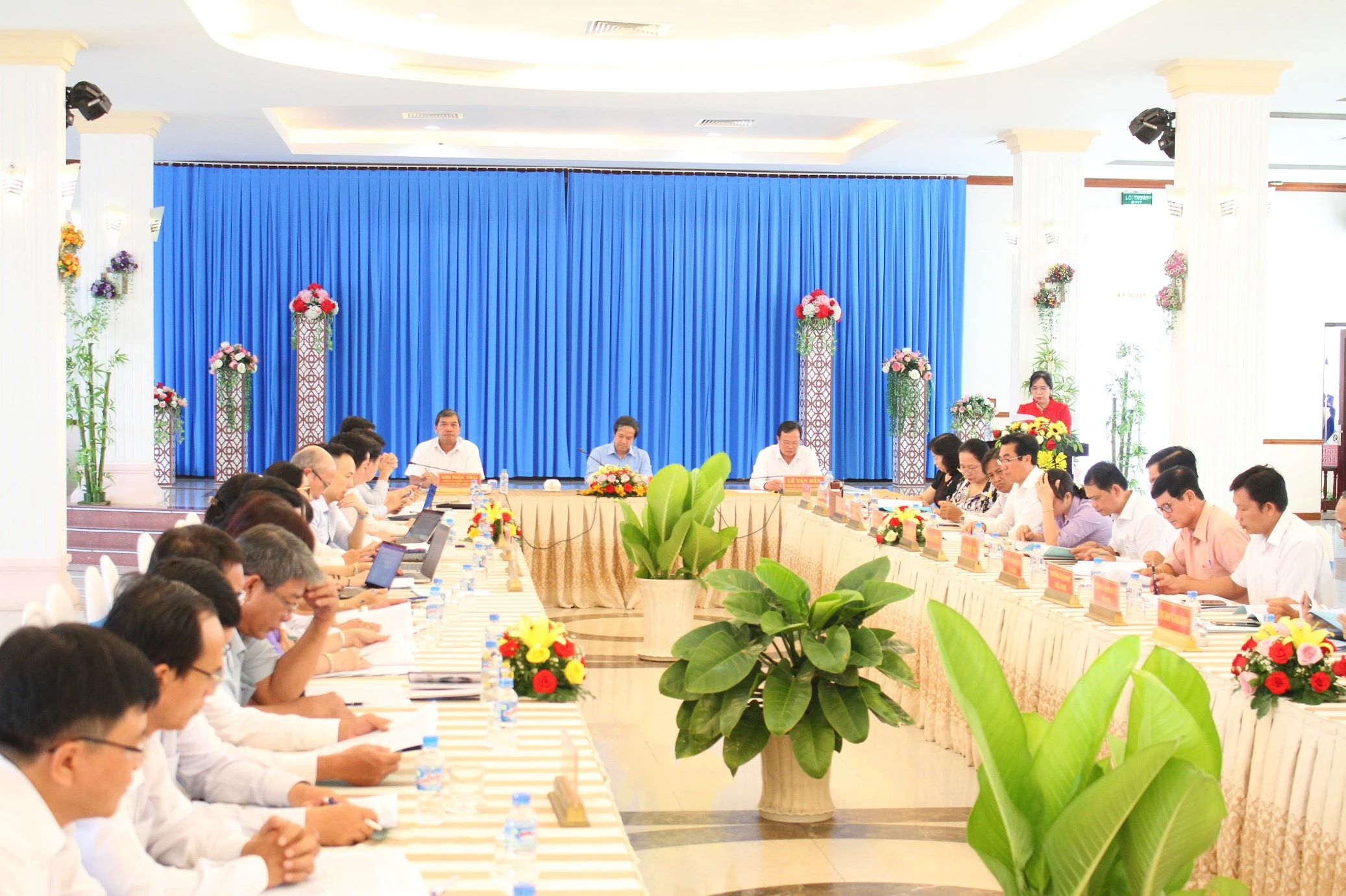 Quang cảnh buổi làm việc. Quang cảnh buổi làm việc.