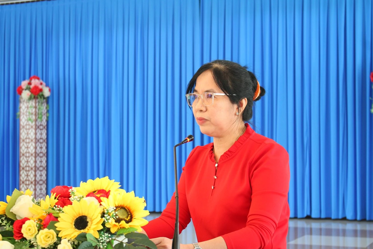 Bà Nguyễn Thị Bạch Vân, Giám đốc Sở GD&ĐT báo cáo tình hình GD&ĐT. Bà Nguyễn Thị Bạch Vân, Giám đốc Sở GD&ĐT báo cáo tình hình GD&ĐT.