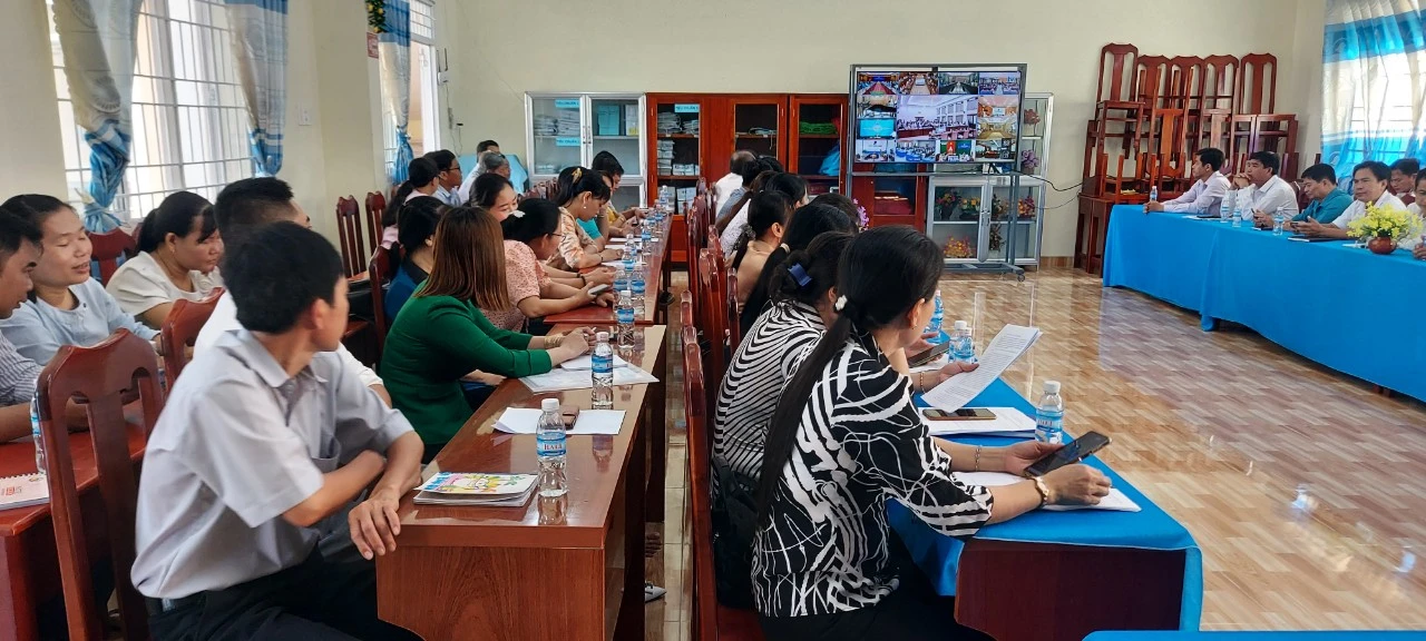 Cán bộ, Trung Tâm Đăng Nhập MM88 Chính Thức Mới tỉnh Trà Vinh theo dõi chương trình trực tuyến. Cán bộ, Trung Tâm Đăng Nhập MM88 Chính Thức Mới tỉnh Trà Vinh theo dõi chương trình trực tuyến.