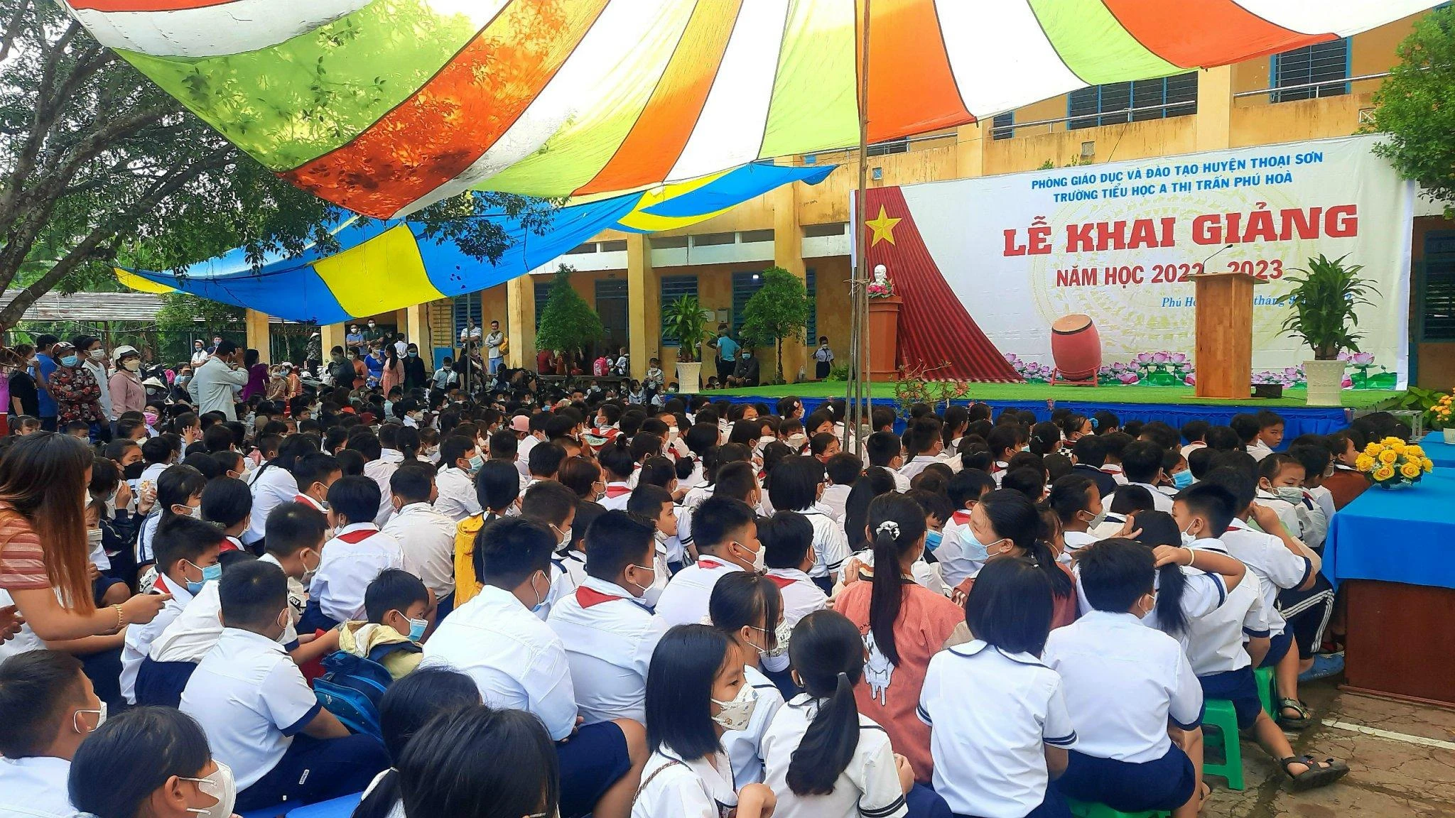 Không khí khai giảng tại Trường Tiểu học A thị trấn Phú Hòa (huyện Thoại Sơn, tỉnh An Giang). Không khí khai giảng tại Trường Tiểu học A thị trấn Phú Hòa (huyện Thoại Sơn, tỉnh An Giang).