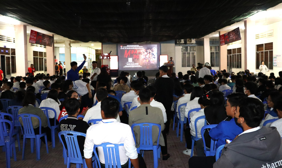 Cán bộ, học viên xem phim Mưa đỏ. chieu-phim-10.jpg