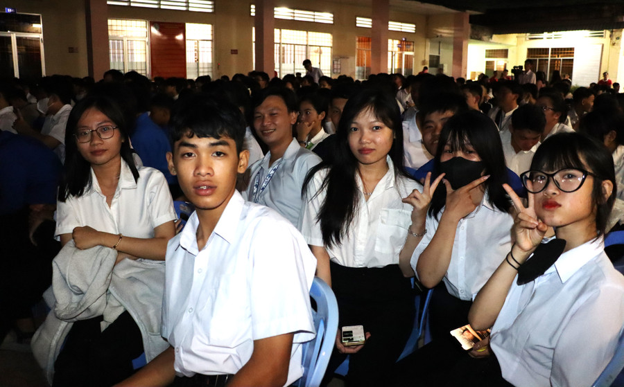 Học viên hào hứng xem phim. chieu-phim-12.jpg