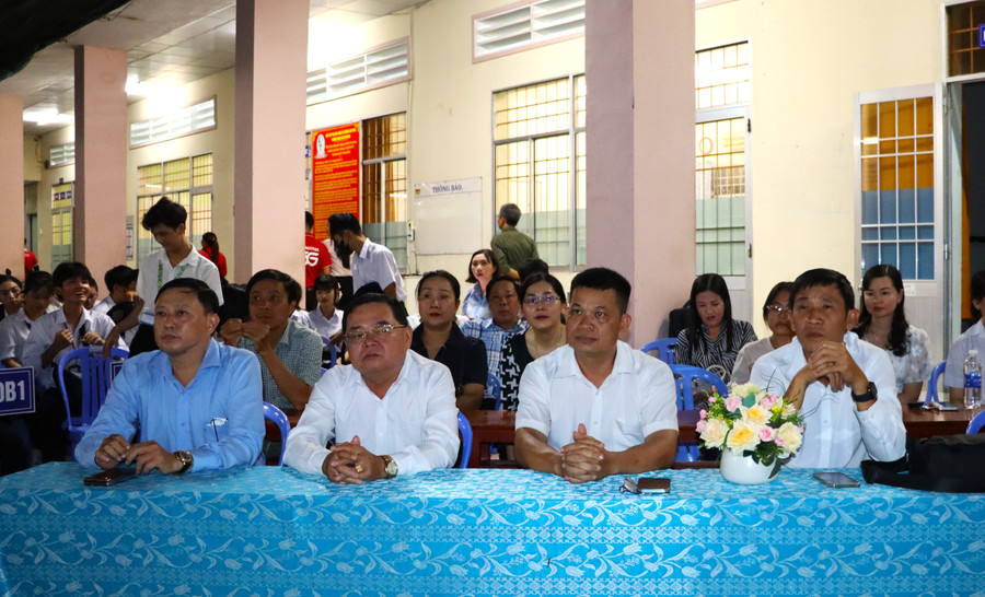 Cán bộ Trung tâm GDTX tỉnh Cà Mau theo dõi phim Mưa đỏ. chieu-phim-9.jpg