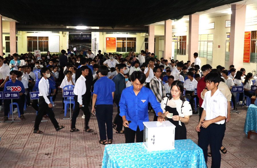 Học viên Trung tâm GDTX tỉnh Cà Mau ủng hộ đồng bào bị lũ lụt. chieu-phim-6.jpg