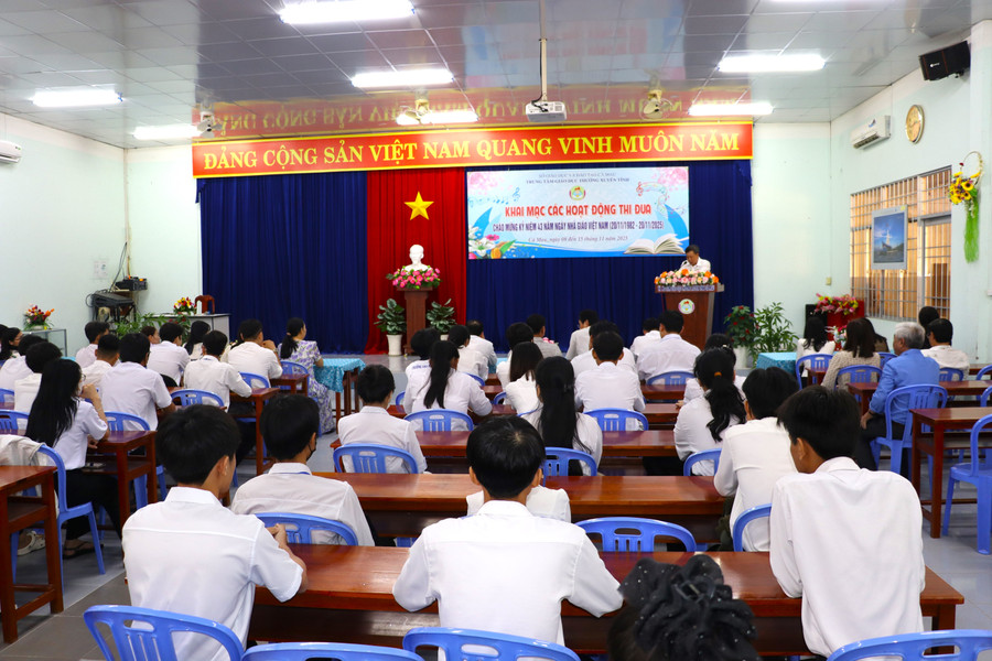 Quang cảnh lễ khai mạc. trung-tam-gdtx-1.jpg
