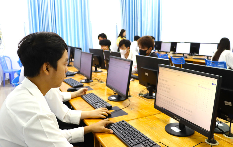 Học viên tập trung làm bài. trung-tam-gdtx-5.jpg