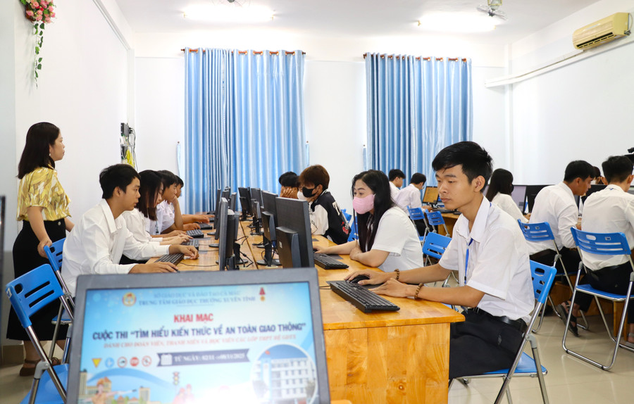 Học viên tham gia Cuộc thi Tìm hiểu Luật Giao thông đường bộ. trung-tam-gdtx-4.jpg