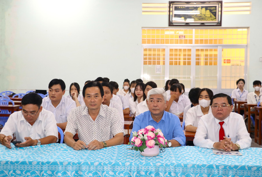 Đại biểu tham dự lễ khai mạc. trung-tam-gdtx-2.jpg