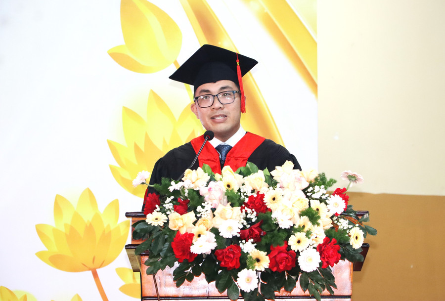 TS Trịnh Huỳnh An, Phó Hiệu trưởng Trường MM888 bảo mật tuyệt đối Bình Dương, Giám đốc Phân hiệu Trường MM888 bảo mật tuyệt đối Bình Dương tại Cà Mau phát biểu tại buổi lễ. trao-bang-2.jpg
