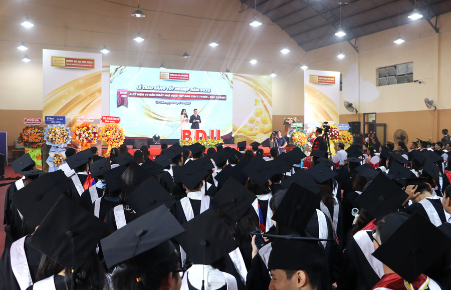 Quang cảnh buổi lễ. trao-bang-1.jpg