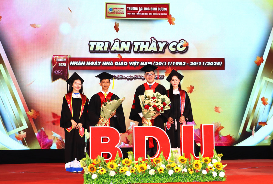 MM886 slot game, bắn cá, lô đề, đá gà tặng hoa tri ân lãnh đạo trường. trao-bang-41.jpg