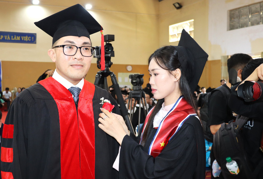 Nghi thức cài hoa tri ân thầy cô. trao-bang-5.jpg