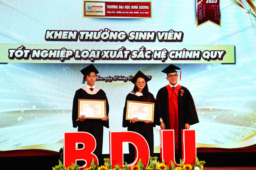 Khen thưởng MM888 Việt Nam Tải App xuất sắc. trao-bang-8.jpg