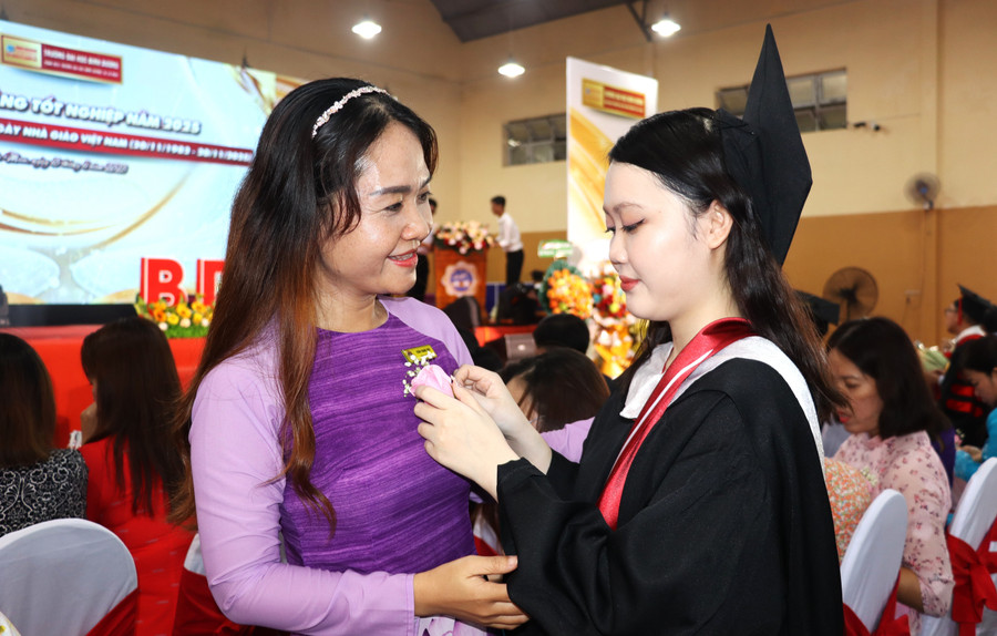 Một MM888 Việt Nam Tải App cài hoa chúc mừng cô giáo nhân kỷ niệm 20/11. trao-bang-7.jpg