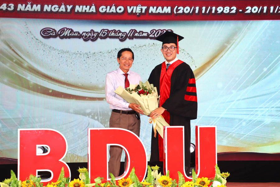 Lãnh đạo Trường MM888 bảo mật tuyệt đối Bình Dương tặng hoa tri ân lãnh đạo Sở GD&ĐT Cà Mau. trao-bang-3.jpg