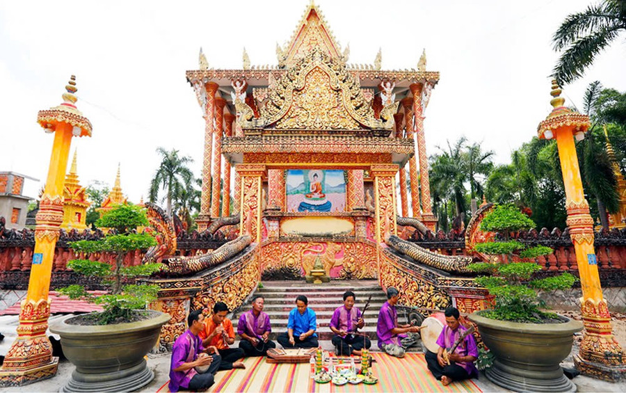 Biểu diễn nhạc trống lớn trước sân chùa.