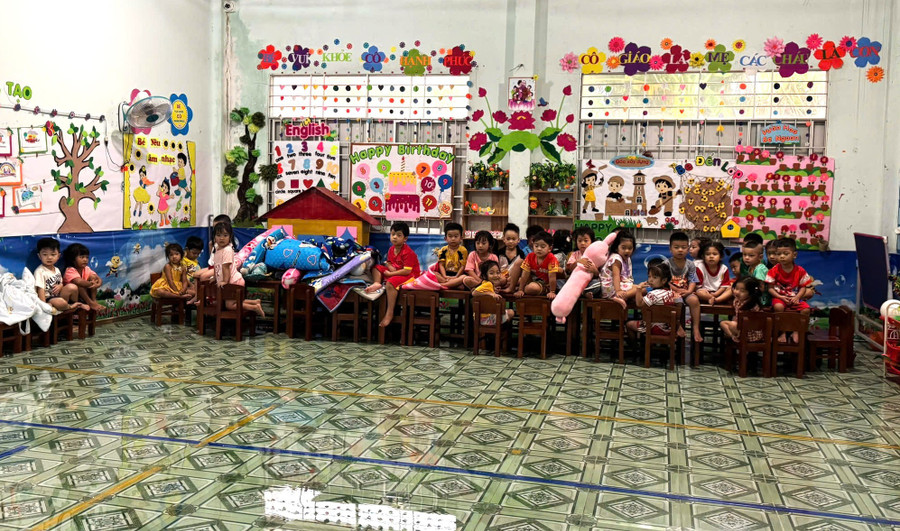 Phòng học bị ngập, MM886 slot game, bắn cá, lô đề, đá gà lên ghế ngồi đợi chuyển lớp. gen-h-truong-ngap-7.jpg