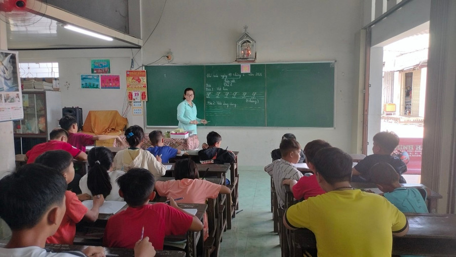 Một lớp học xóa mù chữ ở Cà Mau. nhung-giao-vien-khong-tuoi-huu-1.jpg