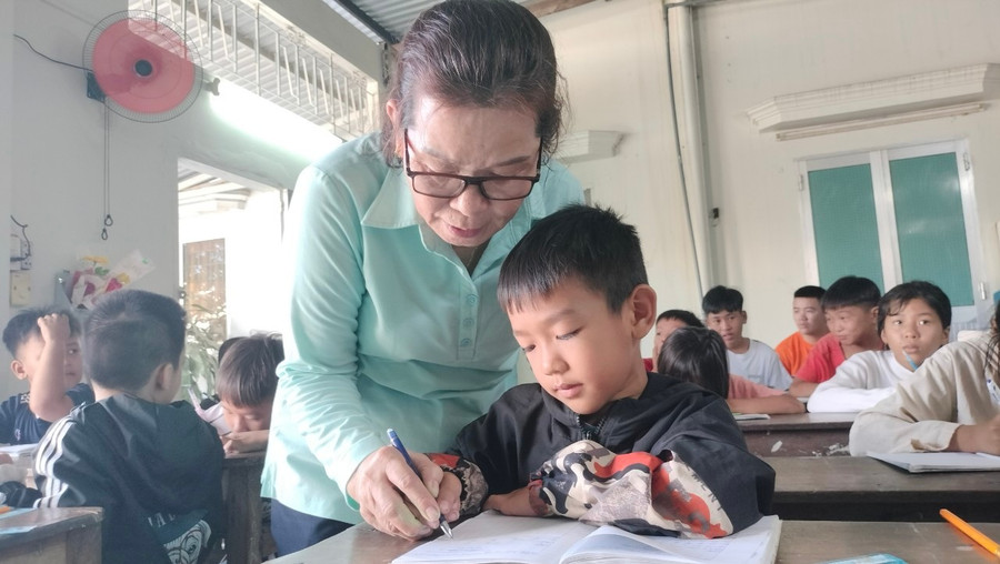 Tỉnh Cà Mau có nhiều lớp xóa mù chữ được tổ chức phù hợp với từng nhóm đối tượng. nhung-giao-vien-khong-tuoi-huu-2.jpg