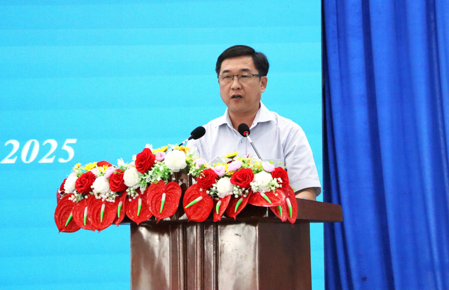 Ông Phạm Văn Lê, Trưởng Phòng Giáo dục Trung học, Sở GD&ĐT Cà Mau phát biểu tại hội nghị. img-7686.jpg