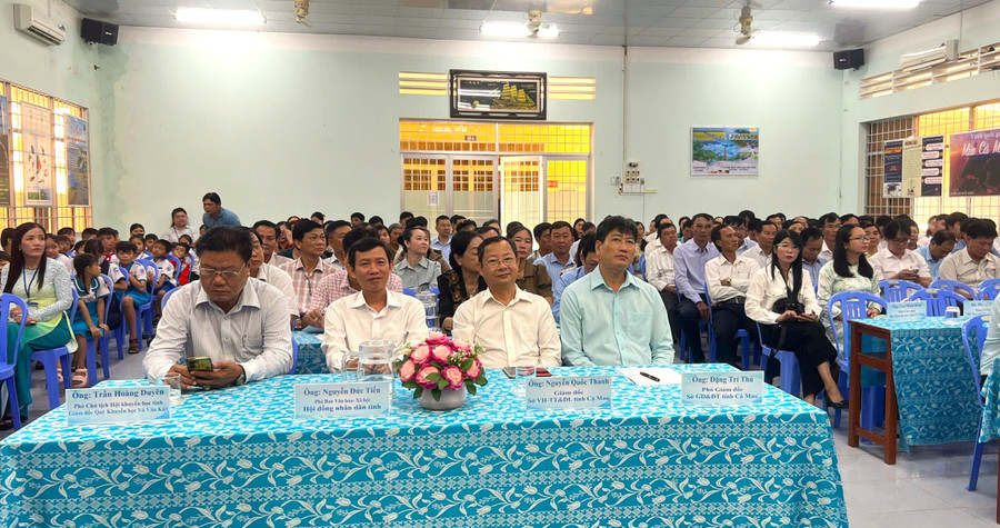 Đại biểu dự lễ. gen-h-hoc-tap-12.jpg