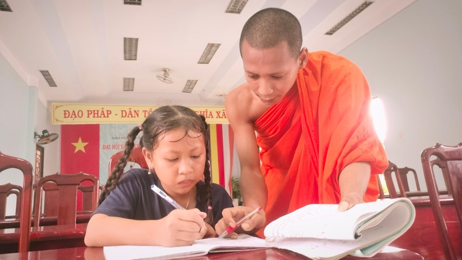 Sư Lê Thiện Trí hướng dẫn học trò viết chữ Khmer. day-chu-khmer-4.jpg