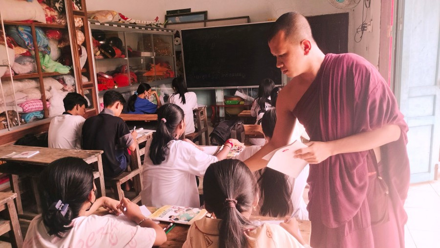 Một lớp dạy chữ Khmer tại chùa Rạch Giồng, Cà Mau. day-chu-khmer.jpg